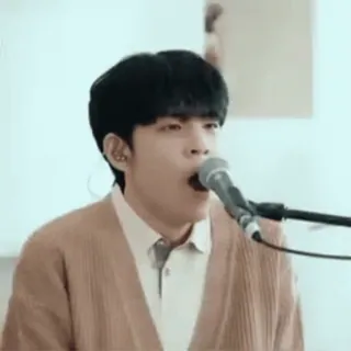 🥱 4609f384 chanteur, homme, microphone, performance, musique whatsapp sticker