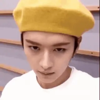 🤬 edbe53cf homme, chapeau jaune, K-pop, coréen, portrait, béret whatsapp sticker