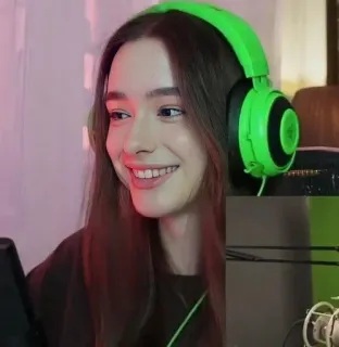 💖 21d063aa ผู้หญิง, ผู้หญิง, หูฟัง, ยิ้ม, ภาพเหมือน telegram sticker