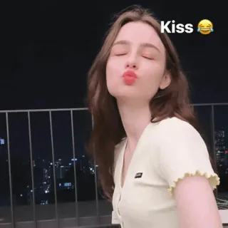 ❤️ faedf359 Kiss ผู้หญิง, จูบ, ทำปากจู๋, น่ารัก, คน telegram sticker