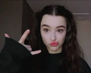 💕 7ea776dc woman, girl, selfie, pose, portrait, beauty, brunette telegram sticker