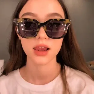 💅 25cc8273 wanita, kacamata hitam, potret, gadis, kecantikan telegram sticker