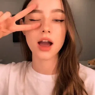 💅 d5d1e605 wanita, simbol perdamaian, eyeliner, gadis, remaja, selfie telegram sticker