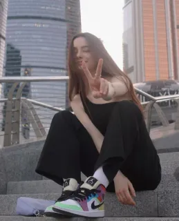 ✌️ 3a915701 donna, segno di pace, casual, città, esterno, seduta whatsapp sticker