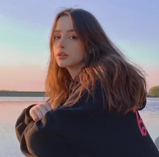 😌 43597fd6 donna, ragazza, ritratto, all'aperto, felpa con cappuccio, persona whatsapp sticker