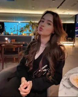 😘 5c2b8724 donna, bruna, interno, ristorante, seduta whatsapp sticker