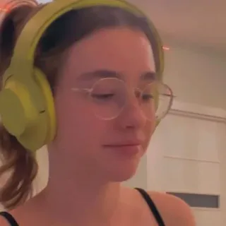 ➰ 657845d0 ผู้หญิง, หูฟัง, แว่นตา, ภาพเหมือน, คน telegram sticker