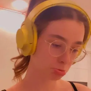 ➰ 8a67df24 เด็กผู้หญิง, หูฟัง, ภาพบุคคล, คน, แว่นตา, วัยรุ่น, วัยรุ่น telegram sticker