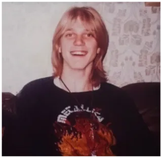 😃 5812a9dc pessoa, sorrindo, cabelo comprido, camiseta, metallica telegram sticker