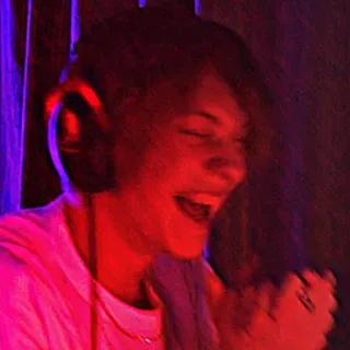 😵 002a9fb3 persona, auriculares, sonriendo, retrato, música, luz roja telegram sticker