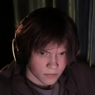 😠 68ff264a adolescente, gamer, retrato, primer plano, persona, auriculares, interior, joven adulto telegram sticker