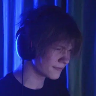 😣 afc54765 retrato, persona, auriculares, adolescente, interior, iluminación, gamer telegram sticker