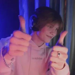 👍 f46636fc pulgar arriba, persona, auriculares, sonriendo, positivo, aprobación telegram sticker