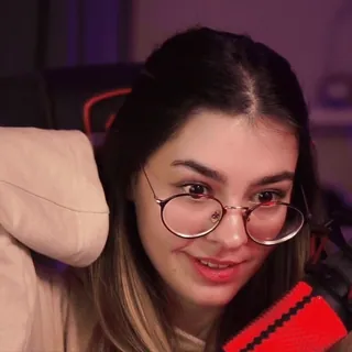 😳 29a4a28b wanita, berambut cokelat, kacamata, senyum, selfie, orang, potret telegram sticker