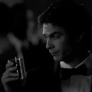 ▪️ 84f63402 pria, tuksedo, botol minuman keras, hitam putih, minum, koktail telegram sticker