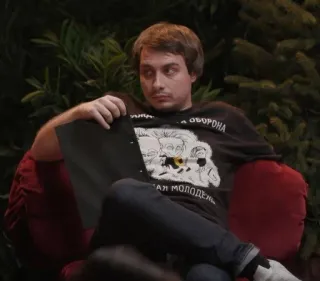 🌟 0e2ec31a гражданская оборона rosyjski, mężczyzna, koszulka, portret, siedzący, wewnątrz telegram sticker