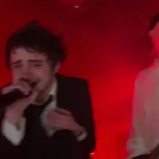 ❤️‍🔥 05984e14 uomo, cantando, microfono, performance, palco, musica telegram sticker