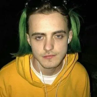 ❤️‍🔥 17aa4a52 persona, capelli verdi, felpa gialla, ritratto telegram sticker