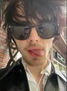 ❤️‍🔥 4910d928 persona, occhiali da sole, selfie, lingua telegram sticker