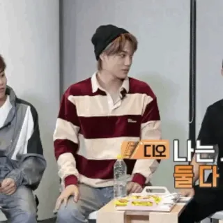 🇦🇹 3efe8ac8 디오 나는...둘다 homme, gens, K-pop, assis, intérieur, table whatsapp sticker