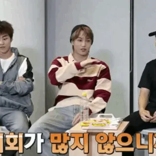 🇦🇹 d37e9e08 기회가 많지 않으니까 coréen, groupe, personnes, assis, intérieur whatsapp sticker