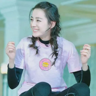 🔫 17175034 femme, donut, t-shirt, décontracté, assise, souriant telegram sticker