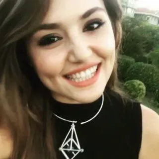 😂 813e93ac 女人, 项链, 微笑, 肖像, 人, 快乐 telegram sticker