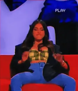 🤤 001a07be PLAY femme, assise, portrait, pantalon bleu, blazer noir telegram sticker