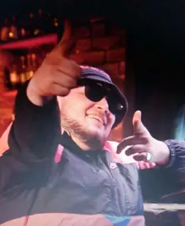 😏 1c992df9 남자, 선글라스, 벙거지 모자, 웃는, 사람, 실내 telegram sticker