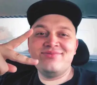 😊 e197fa97 셀카, 남자, 평화 기호, 인물 사진, 모자 telegram sticker