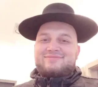 😏 e85a9ead 남자, 인물, 모자, 실내, 미소 telegram sticker