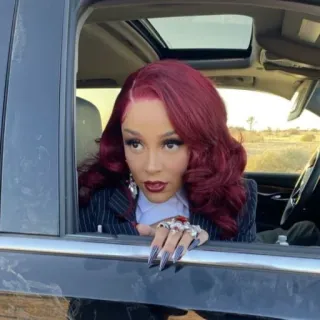 🐚 21e933a8 女人, 红发, 肖像, 汽车, 人 telegram sticker