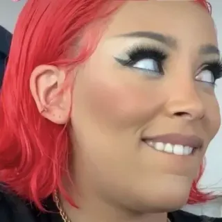 🐚 5ce7d08b 女人, 红发, 化妆, 肖像, 脸, 表情 telegram sticker