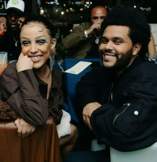 🐚 6f37a6fd 人物, 肖像, 微笑, 桌子, 夜晚, 室内 telegram sticker