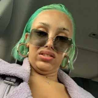 🐚 f9da7268 脸, 表情, 太阳镜, 女人, 名人, 绿头发 telegram sticker