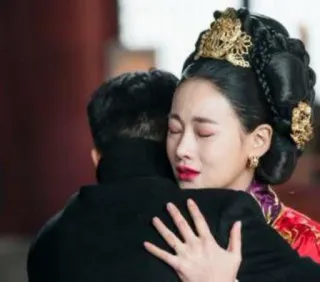 😪 6b9109b6 donna, abbraccio, piangere, emozioni, triste, relazione, asiatica, dramma telegram sticker