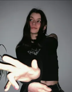 🥳 933a0f42 girl, woman, teen, posing, hand, portrait telegram sticker