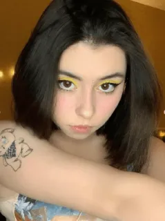 🤭 d8085094 woman, portrait, selfie, makeup, girl telegram sticker