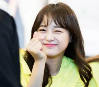 💞 3d239095 femme, mignon, clin d'oeil, cœur avec les doigts, sourire, joyeux, chemise jaune whatsapp sticker