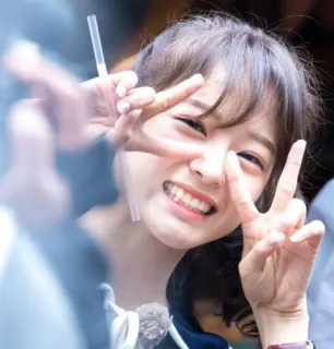 🤩 5e941677 femme, fille, sourire, signe de paix whatsapp sticker