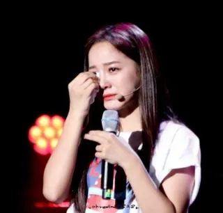 😢 872b4fa9 femme, pleurs, triste, concert, émotion, chagrin, larmes whatsapp sticker