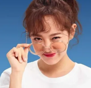 🤓 c26e1dc1 femme, fille, personne, lunettes, souriant whatsapp sticker