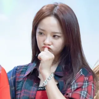 🤠 c5a005ac femme, personne, coréenne, asiatique, selfie, chemise rouge, chemise à carreaux, geste doigt whatsapp sticker