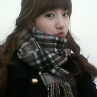 😙 6964e2bf mujer, retrato, bufanda, cuadros, moda, belleza telegram sticker