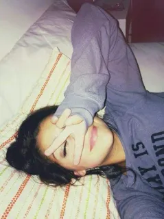 ✌️ 07307088 MY STYLE IS SECOND 女性, 横たわる, ピースサイン, テキスト, スタイル telegram sticker