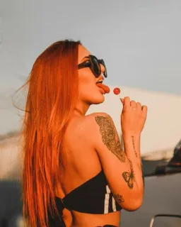 🙄 3735a7a4 女性, キャンディ, タトゥー, サングラス, 女性, オレンジ髪, 舌 telegram sticker