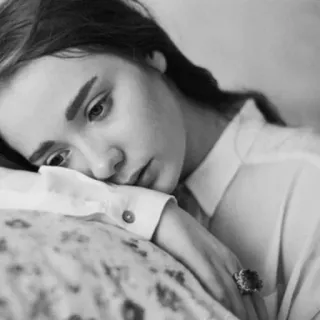 😔 81ab1a95 女性, ポートレート, 悲しい, 白黒, 女の子 telegram sticker