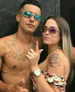 😚 d217bd04 人々, カップル, ジェスチャー, タトゥー telegram sticker