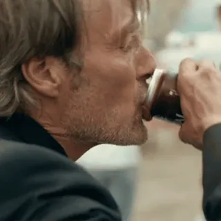 🥃 65000e00 Mads Mikkelsen 마시는, 맥주, 배우, 남자 telegram sticker