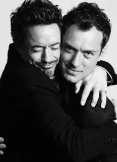 👨‍❤️‍👨 024f3399 Robert Downey Jr., Jude Law, Schauspieler, Freundschaft, Umarmung, Prominente whatsapp sticker